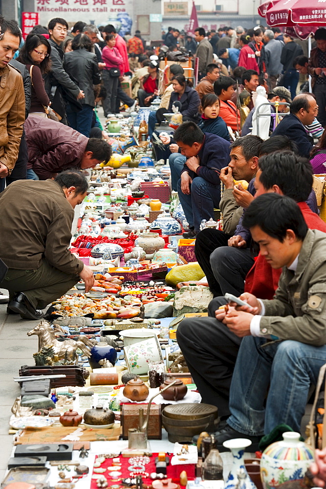 Crafts stalls, Panjiayuan flea market, Chaoyang District, Beijing, China, Asia