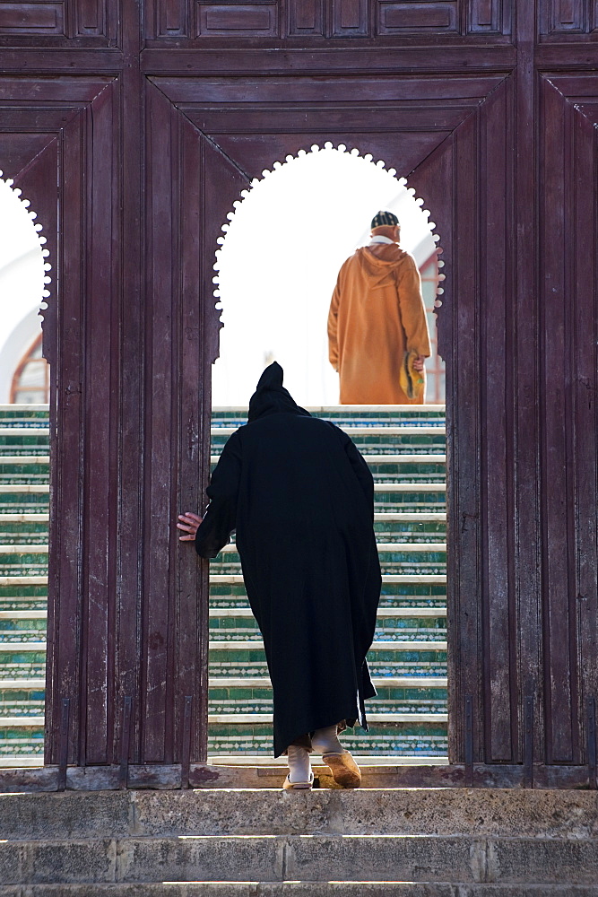 Moroccan man entering the Mosque of the Andalusian, Fez, Morocco, North Africa, Africa