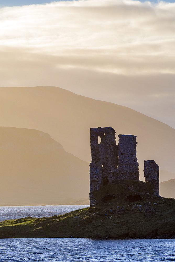 Loch Assynt and Ardvreck Castle, Lochinver, Sutherland, Highlands, Scotland, United Kingdom, Europe