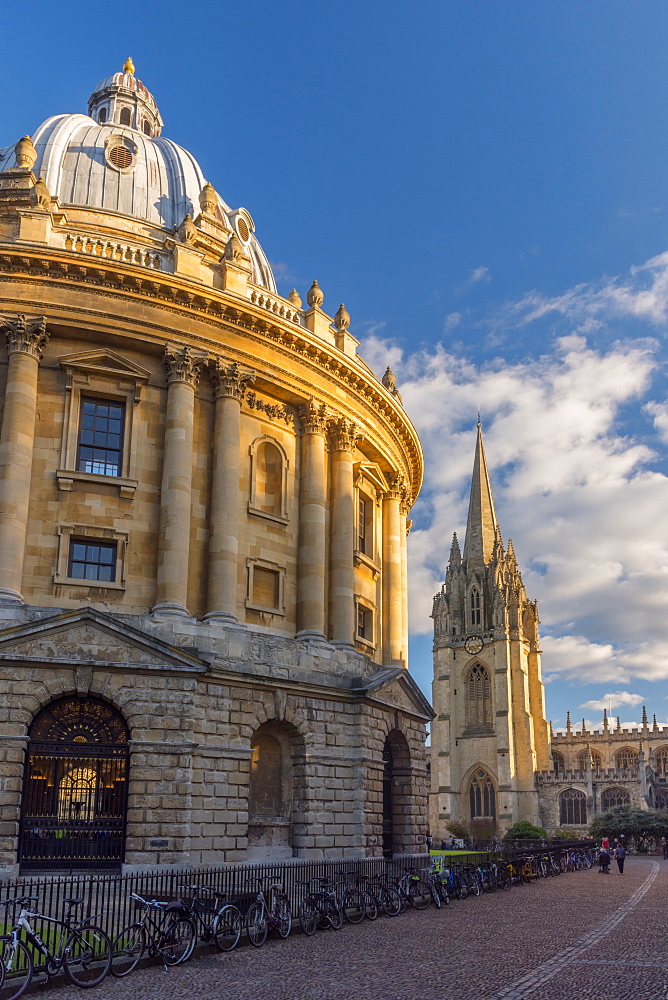 Radcliffe Camera and University Church of St. Mary the Virgin beyond, Oxford, Oxfordshire, England, United Kingdom, Europe