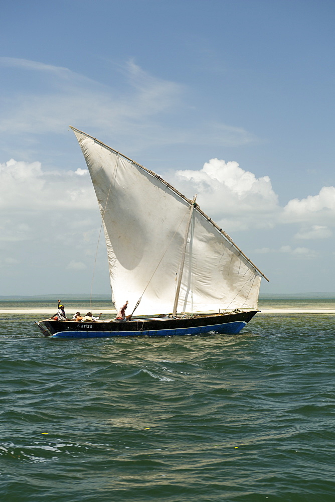 Dhow sailing in the Quirimbas archipelago off the coast of northern Mozambique, Indian Ocean, Africa