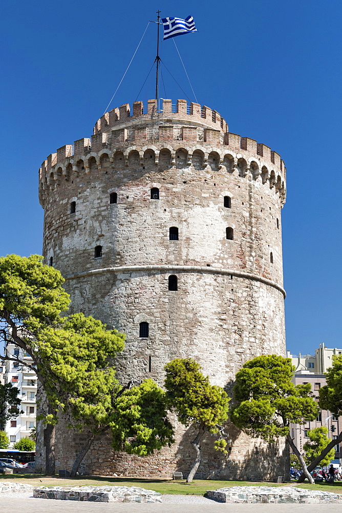 The White Tower (Lefkos Pyrgos) on the waterfront in Thessaloniki, Greece, Europe