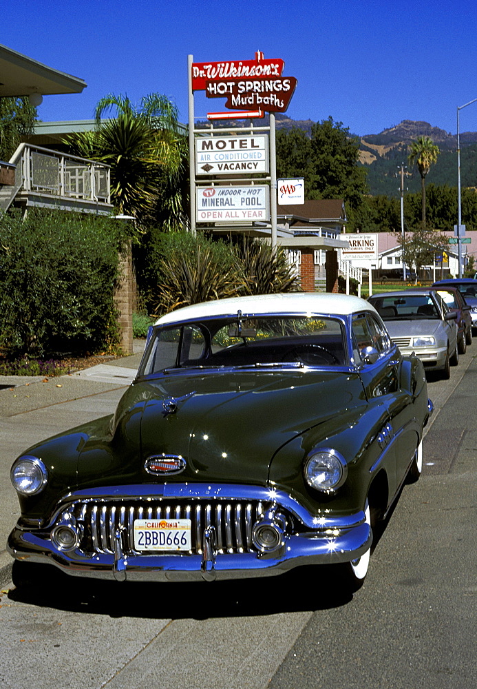 1950s Buick outside Dr Wilkinson's Mud & Mineral Baths on Lincoln Avenue in Calistoga, Napa Valley, Northern California, UsaLincoln Avenue in Calistoga at the head of the Napa Valley, north of San Francisco, famous for it's 200 wineries