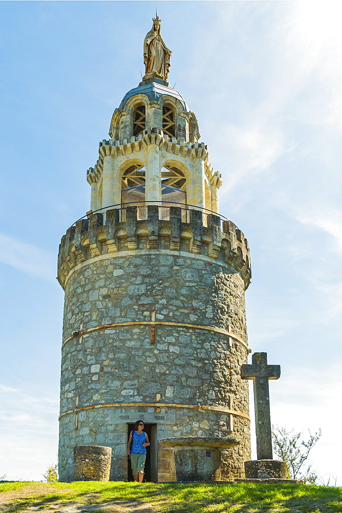 La Vierge de Monbahus (Tower of The Virgin) dating from the late 19 century, a prominent landmark and viewpoint, Monbahus, Cancon, Lot-et-Garonne, France, Europe