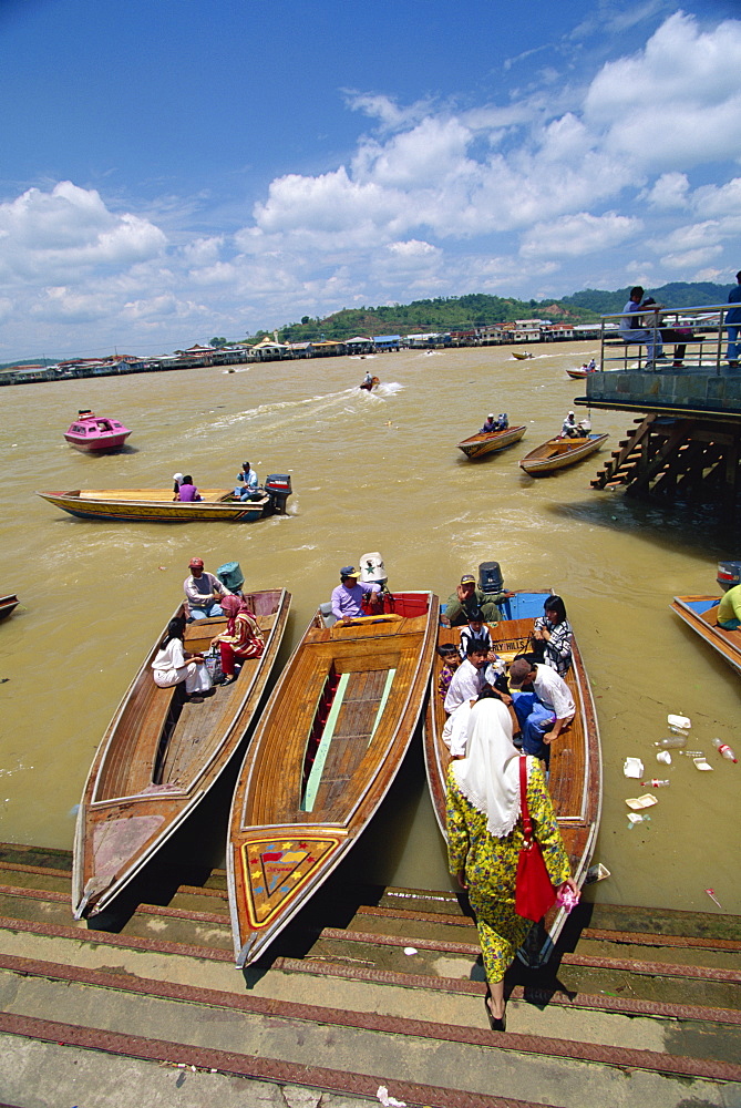 Water taxis connecting the two banks of the Brunei River in Bandar Seri Begawan, Brunei Darussalam, Borneo, Southeast Asia, Asia