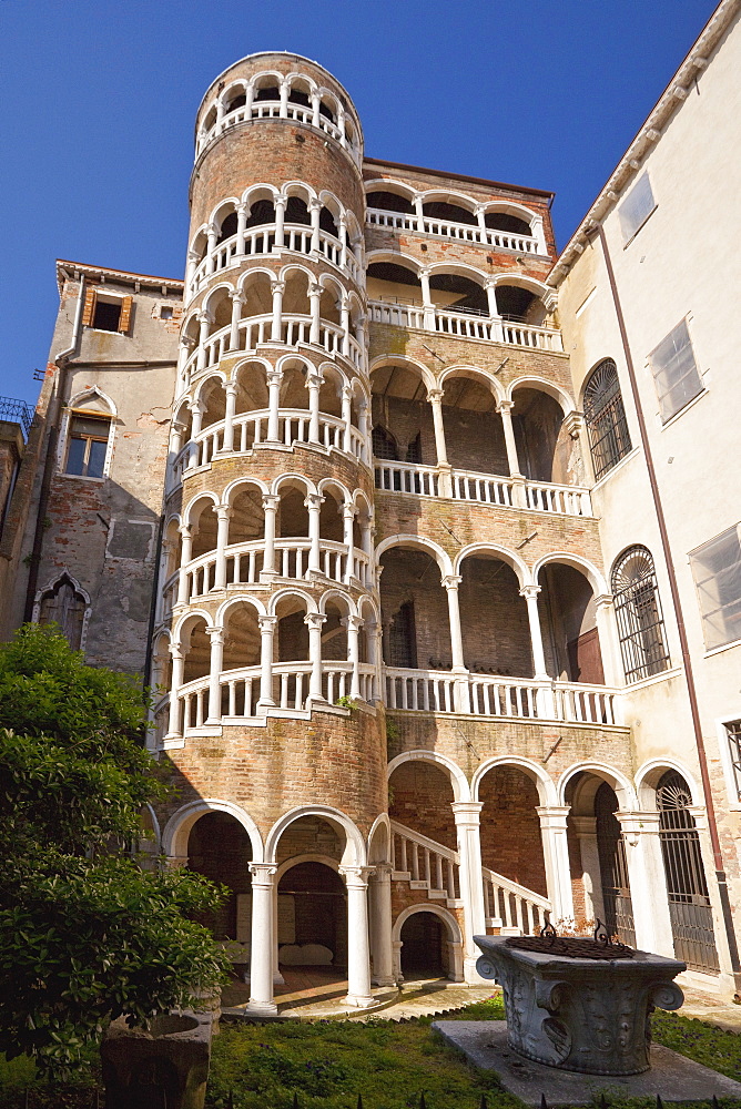 External stairway, Palazzo Contarini del Bovolo dating from the 15th century, San Marco district, Venice, UNESCO World Heritage Site, Veneto, Italy, Europe