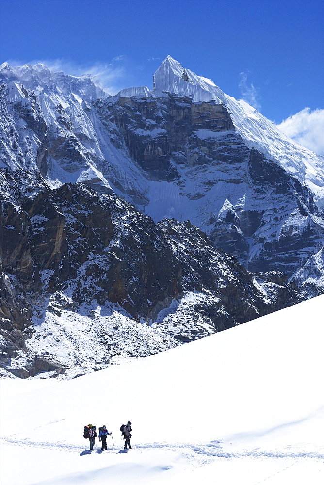 Trekkers crossing glacier on Cho La Pass, with peak of Lobuche East behind, Solukhumbu district, Sagarmatha National Park, UNESCO World Heritage Site, Nepal, Himalayas, Asia 