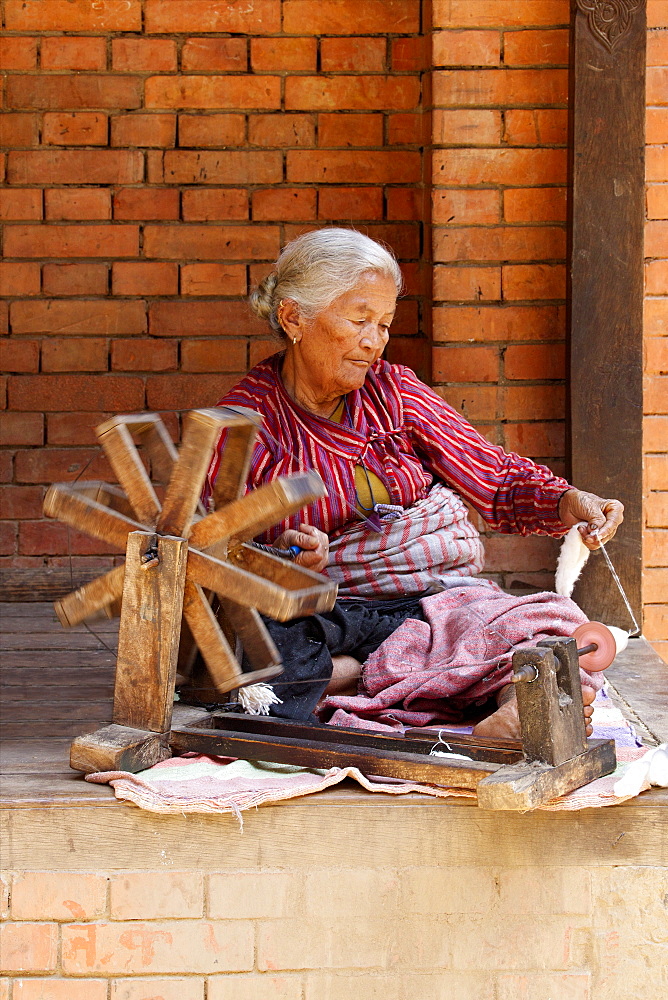 Old woman spinning wool, Bhaktapur, Nepal, Asia