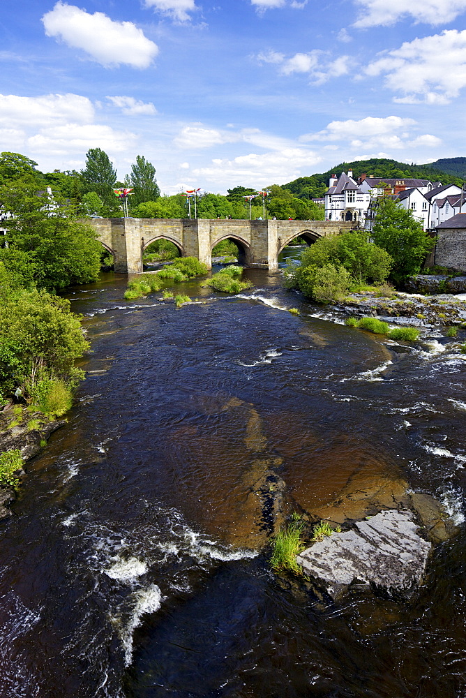 Stone bridge across the river Dee, first constructed in 1345 by John Trevor I, Bishop of St. Asaph, Llangollen, Denbighshire, Wales, United Kingdom, Europe