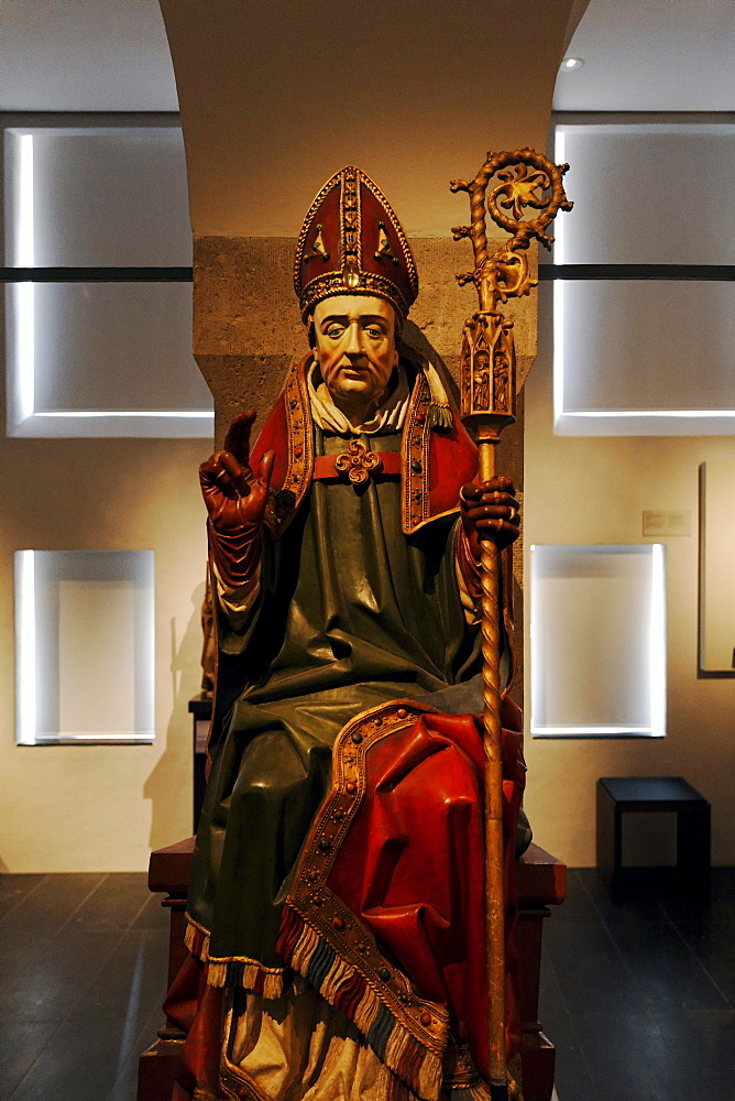 Medieval carved figure of a bishop with crozier, Stiftsmuseum Museum Xanten monastery museum, Xanten, Niederrhein region, North Rhine-Westphalia, Germany, Europe