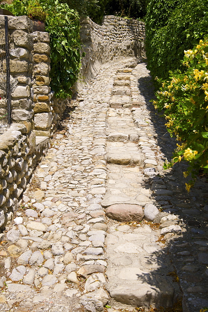 Ancient path in Rasteau, Provence, southern France, Europe