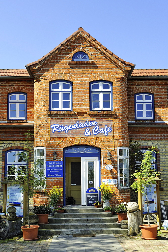 Gift shop with gallery and cafe, Ruegenhof farm, Putgarten near Cape Arkona, Mecklenburg-Western Pomerania, Germany, Europa