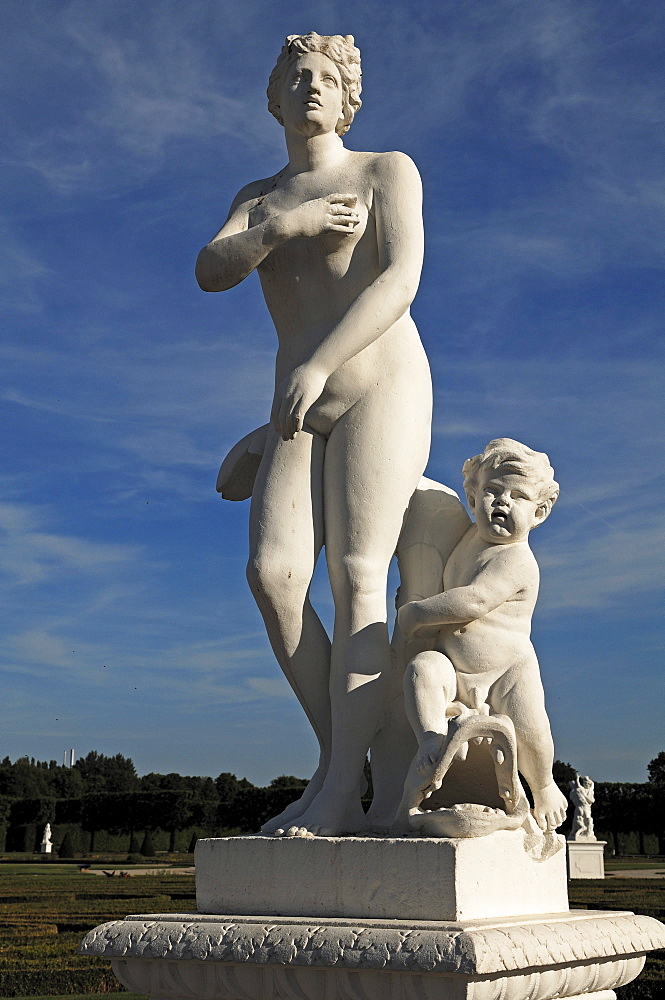 Venus with putto in the Baroque Herrenhaeuser Gaerten gardens, created from 1696 to 1714, Herrenhaeuser Strasse 4, Hannover, Germany, Europe