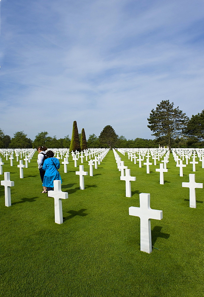 Crosses, made of marble, American military cemetery at Omaha Beach near Colleville sur Mer, Normandy, France, Europe