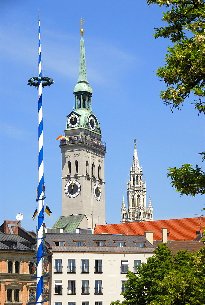 View from Viktualienmarkt square of the maypole and the pointed towers of 'Alter Peter', St. Peter, and the New Town Hall, historic centre, Munich, Upper Bavaria, Germany, Europe