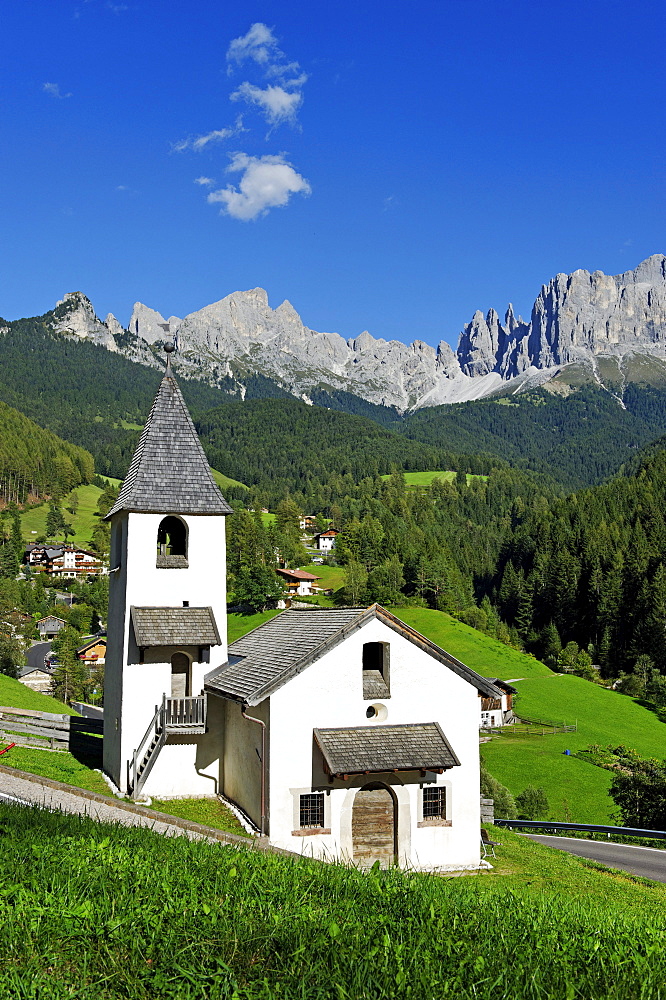 View over St. Cypiran, San Cipriano, San Cipriano on the Rosengarten massif, Tiersertal valley, Province of Bolzano-Bozen, Italy, Europe