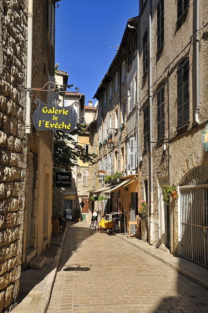 Narrow lane in the historic district of Vence, Cote d'Azur, Alpes Maritimes, Provence, France, Europe