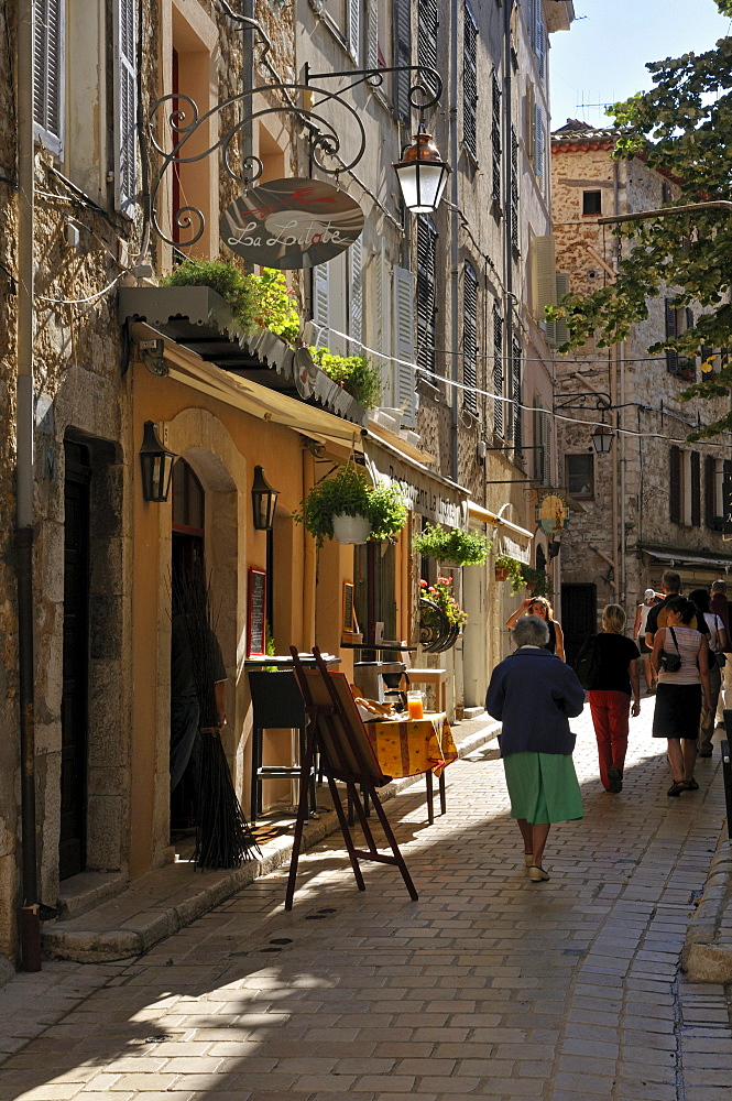Narrow lane in the historic district of Vence, Cote d'Azur, Alpes Maritimes, Provence, France, Europe