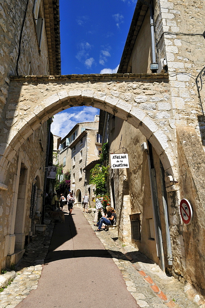 Narrow lane in the historic district of St. Paul de Vence, Cote d'Azur, Alpes Maritimes, Provence, France, Europe