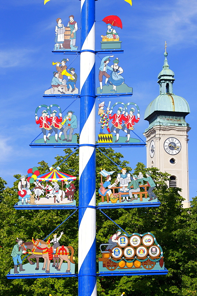 Maypole, Viktualienmarkt square and Heiliggeistkirche, Church of the Holy Ghost, Munich, Bavaria, Germany, Europe