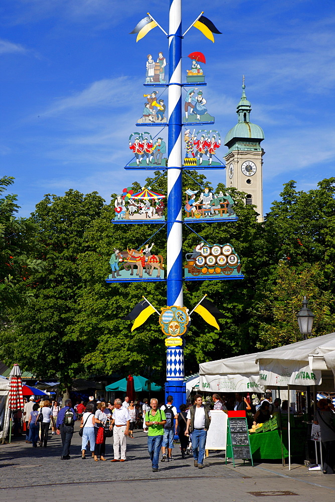 Maypole, Viktualienmarkt square and Heiliggeistkirche, Church of the Holy Ghost, Munich, Bavaria, Germany, Europe