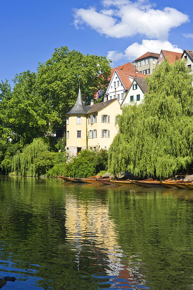 Hoelderlinturm tower and punts on the Neckar river, old town, Tuebingen, Swabian Alb, Baden-Wuerttemberg, Germany, Europe