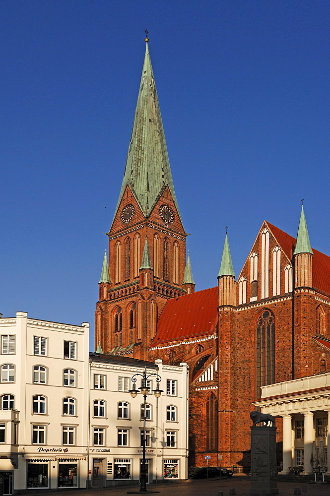 Schwerin Cathedral, 1270 - 1422, with a market square in front, Schwerin, Mecklenburg-Western Pomerania, Germany, Europe