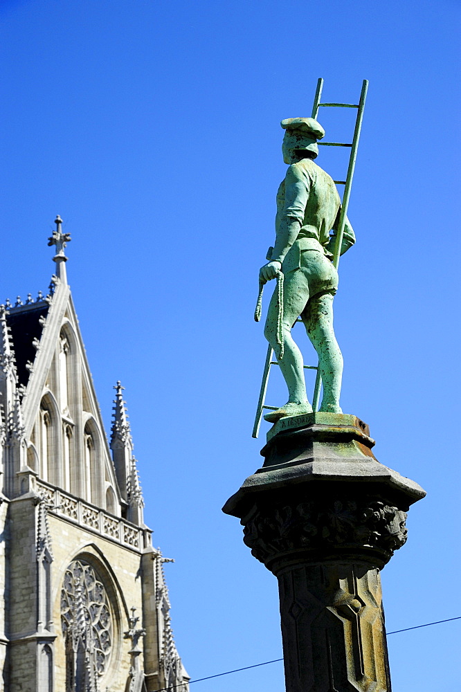 Notre Dame du Sablon Church, Zavel Kerk, sculpture, statue in the garden, Place du Petit Sablon or Kleine Zavel Plein square, city centre, Brussels, Belgium, Benelux, Europe