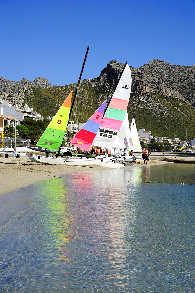 Sailing boats on the beach, mountains at back, sailboats in the bay of Puerto de Pollensa, Port de Pollenca, Majorca, Mallorca, Balearic Islands, Mediterranean Sea, Spain, Europe