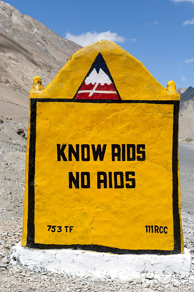 Sign, "know AIDS, no AIDS", marking on the mountain pass road, Manali-Leh highway, near Sarchu, Lahaul and Spiti district, Himachal Pradesh, India, South Asia, Asia