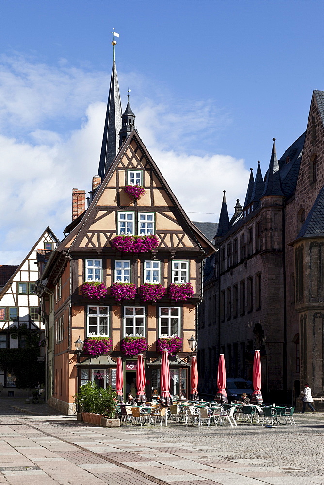 Boulevard Cafe in the historic market square in the historic town centre of Quedlinburg, UNESCO World Heritage Site, eastern Harz, Saxony-Anhalt, Germany, Europe