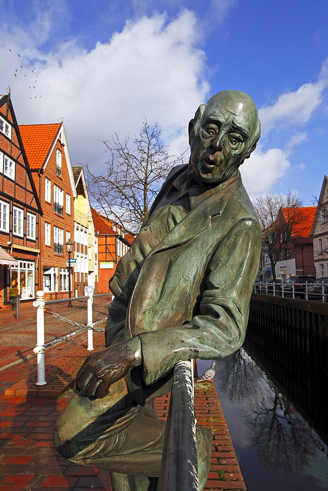 Bronze sculpture of a man leaning against the railing on the Westfleth canal in the old town of Buxtehude, Altes Land area, Lower Saxony, Germany, Europe