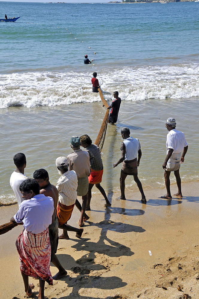 Fishermen, day labourers, beach in Galle, Sri Lanka, Ceylon, South Asia, Asia