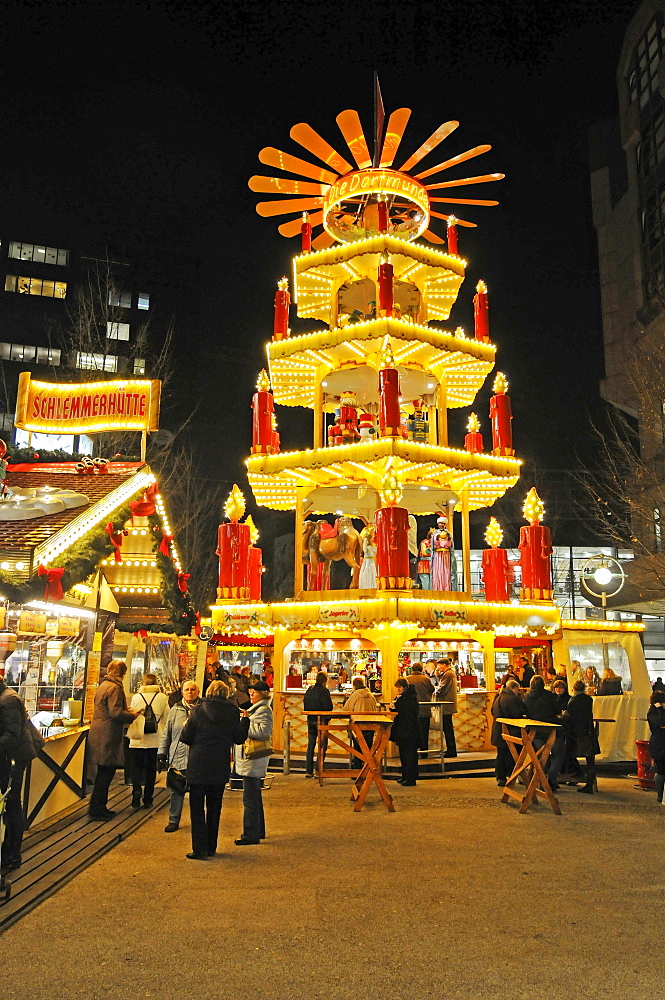 Christmas pyramid on the Christmas market, Dortmund, Ruhrgebiet region, North Rhine-Westphalia, Germany, Europe