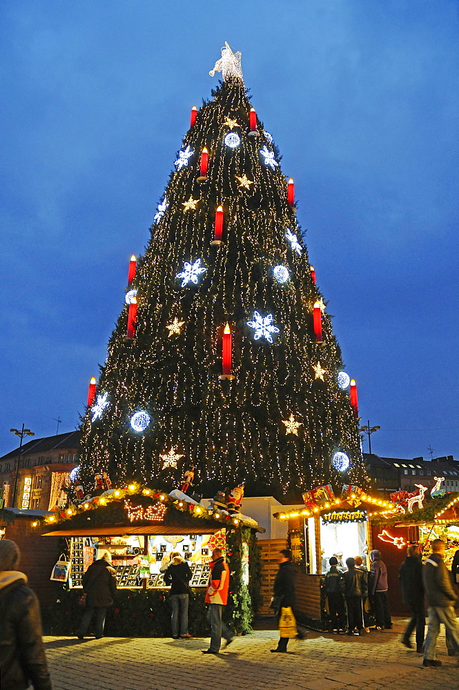 Christmas tree, market stands, Christmas market, Dortmund, Ruhr area, North Rhine-Westphalia, Germany, Europe