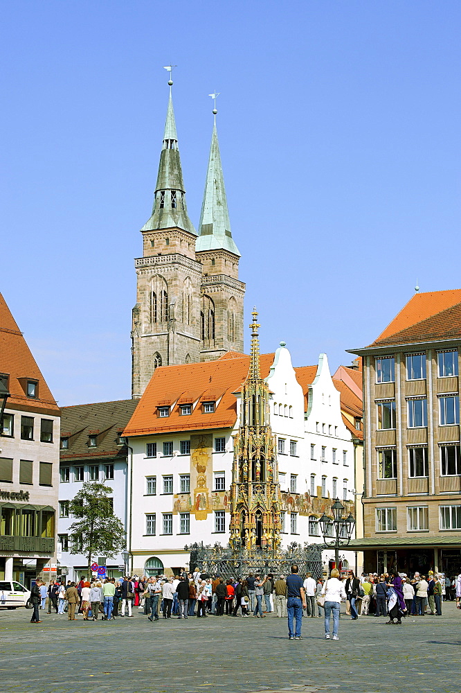 Hauptmarkt main square with Schoener Brunnen fountain and Sebalduskirche church of St. Sebaldus, Nuremberg, Middle Franconia, Bavaria, Germany, Europe