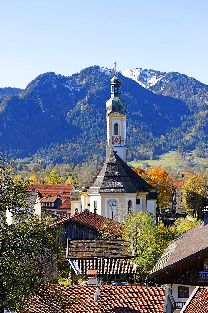 Parish Church of St. James in front of Brauneck Mountain, Lenggries, Upper Bavaria, Bavaria, Germany, Europe