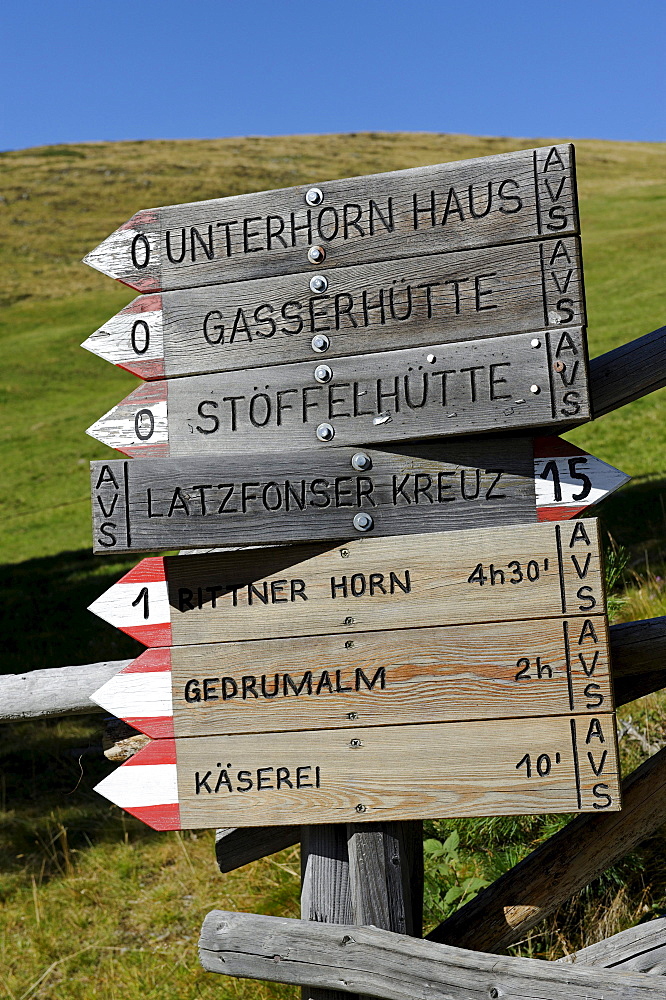 Hiking path, sign at Villanderer Alm, alp pasture, Sarntal Alps at Latzfonser Kreuz, near Feldthurns, Southern Tyrol, Italy, Europe