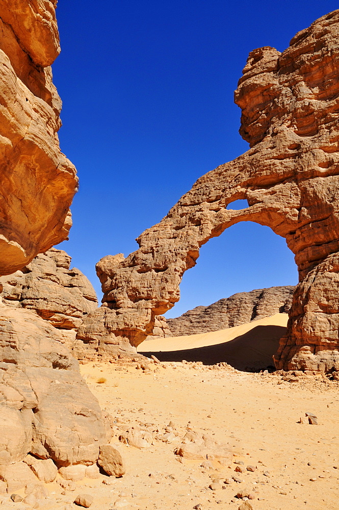 Tikobaouine Arch, Natural Bridge, Tassili n'Ajjer National Park, Unesco World Heritage Site, Wilaya Illizi, Algeria, Sahara, North Africa