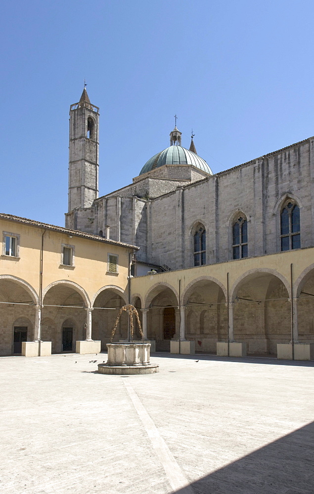 Chiostro Maggiore di San Francesco, cloister of the church St Francis, built in 1565 - 1623 in travertine, Ascoli Piceno, Marches, Italy, Europe