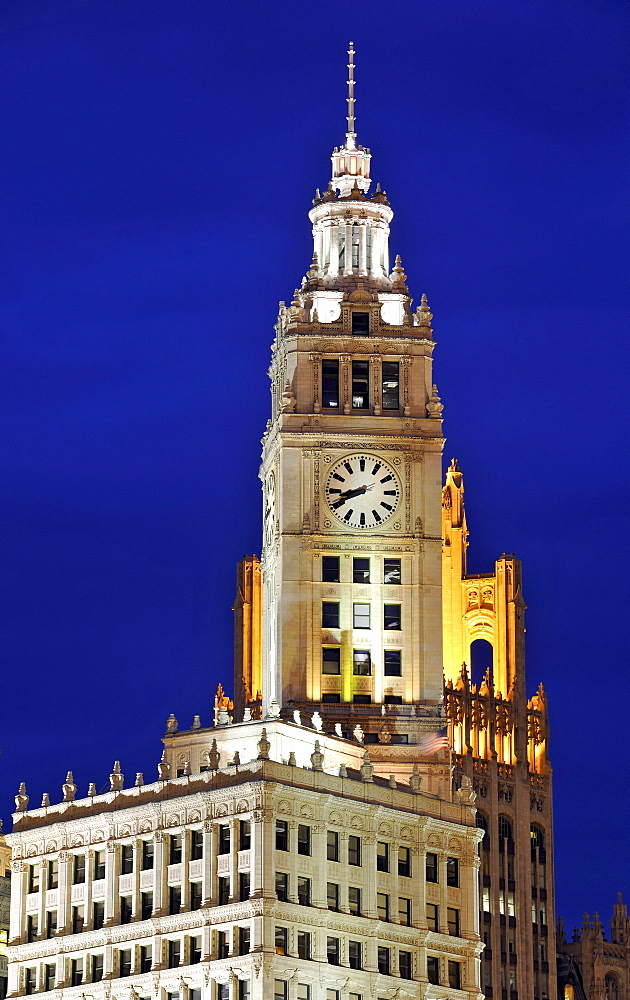 Night shot, River Loop, Wrigley Building, Tribune Tower, Chicago, Illinois, United States of America, USA, North America