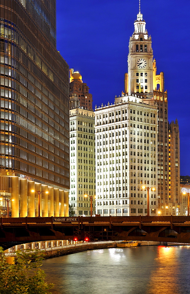 Night shot, IRV Kupcinet Bridge, River Loop, Trump International Tower, Wrigley Building, Tribune Tower, Chicago, Illinois, United States of America, USA, North America