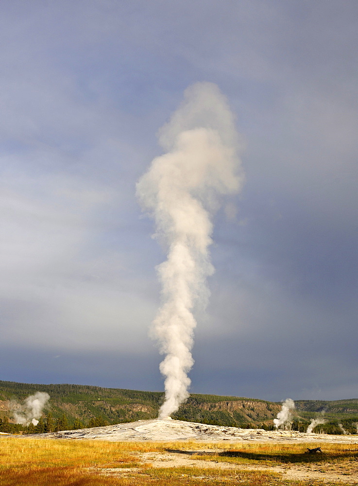 Old Faithful geyser, Upper Geyser Basin, geothermal springs in Yellowstone National Park, Wyoming, United States of America, USA