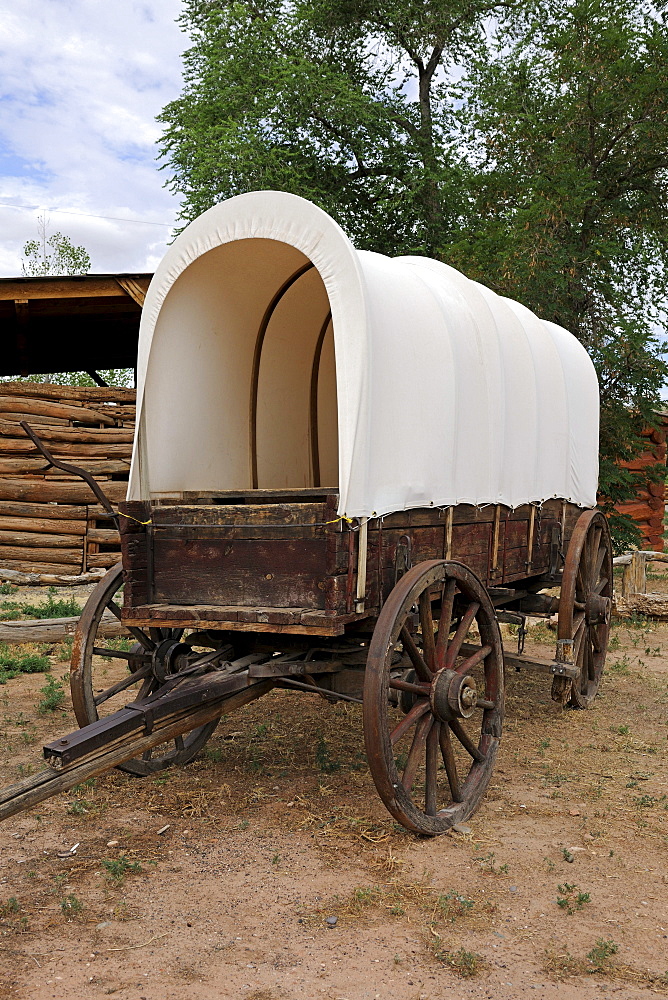 Replica of a covered wagon of the settlers, around 1850, Bluff, Utah, USA, North America