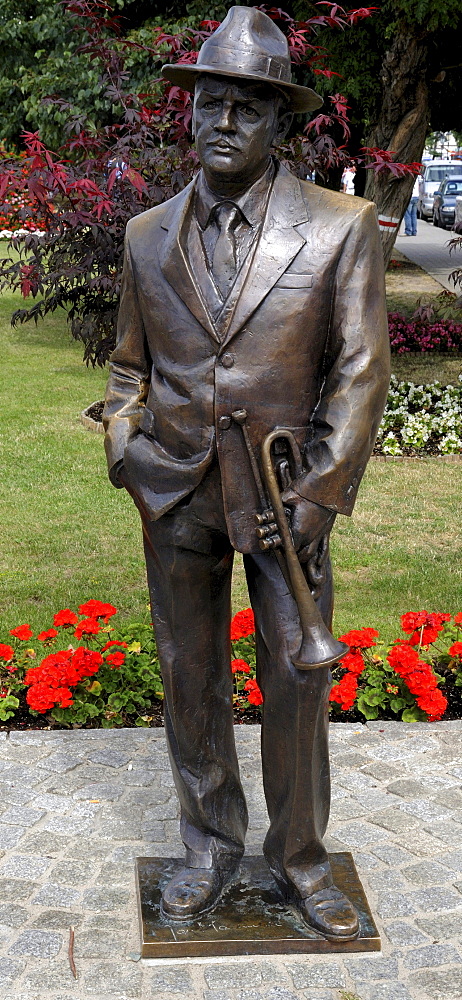 Statue of musician Jan Machulski in Miedzyzdroje, Poland, Europe