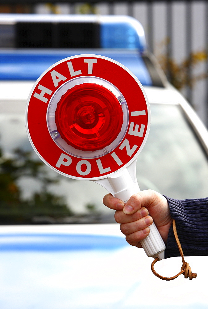 Signalling disc in front of a police car