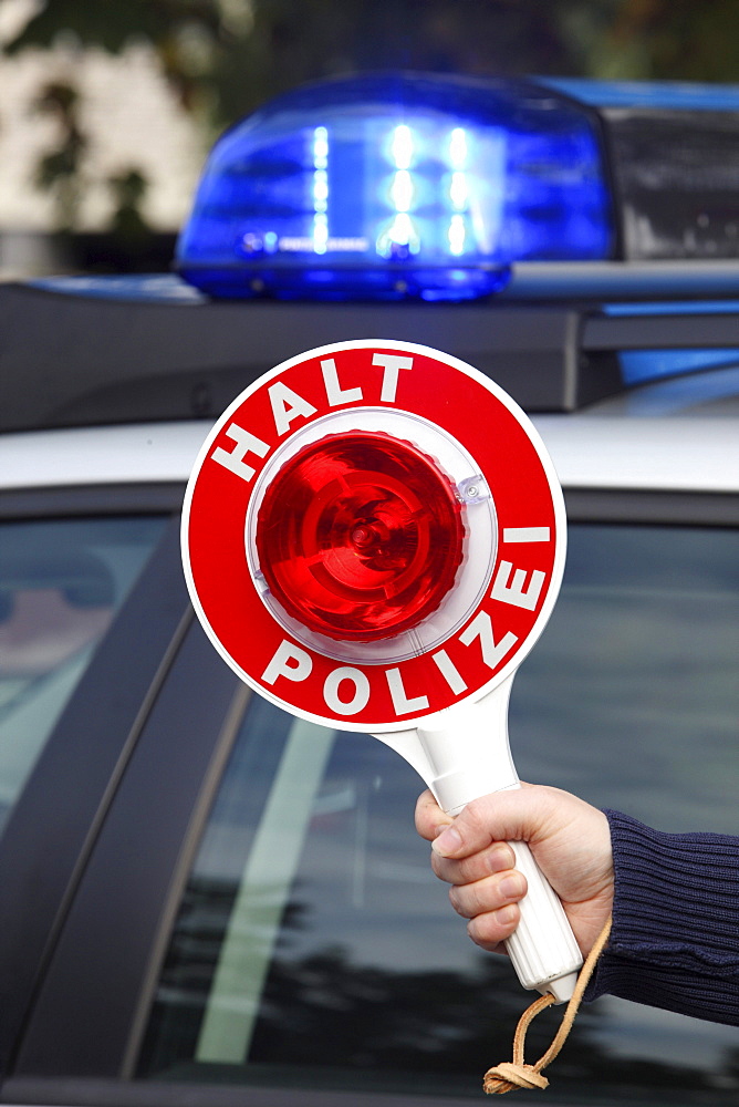 Signalling disc in front of a police car