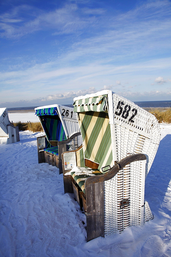 Winter, snow-covered beach with roofed wicker beach chairs, East Frisian North Sea island of Spiekeroog, Lower Saxony, Germany, Europe