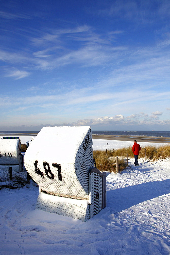 Winter, snow-covered beach with roofed wicker beach chairs, East Frisian North Sea island of Spiekeroog, Lower Saxony, Germany, Europe