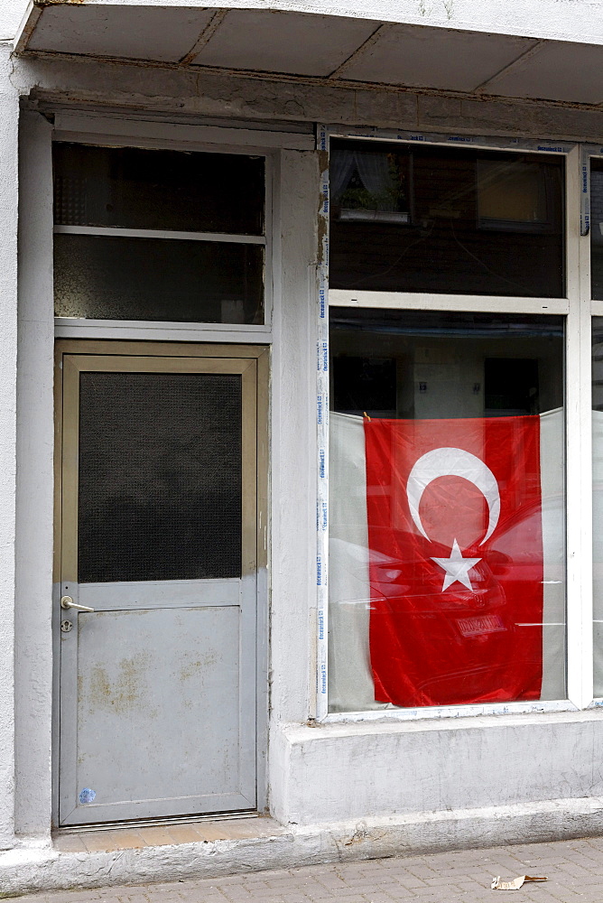 Turkish flag in the window of an abandoned shop, Bruckhausen district, Duisburg, North Rhine-Westphalia, Germany, Europe